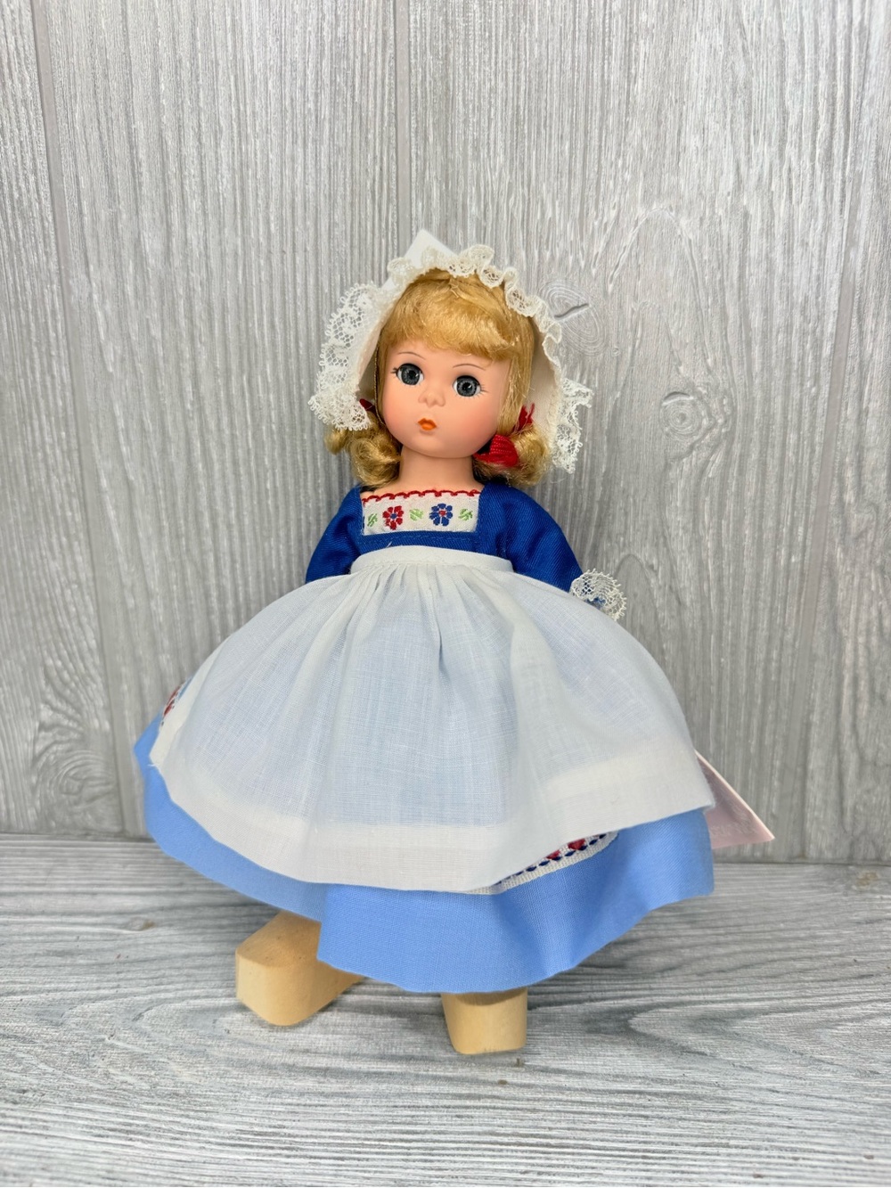 Vintage Madame Alexander International Doll Collection Netherlands 531 figure